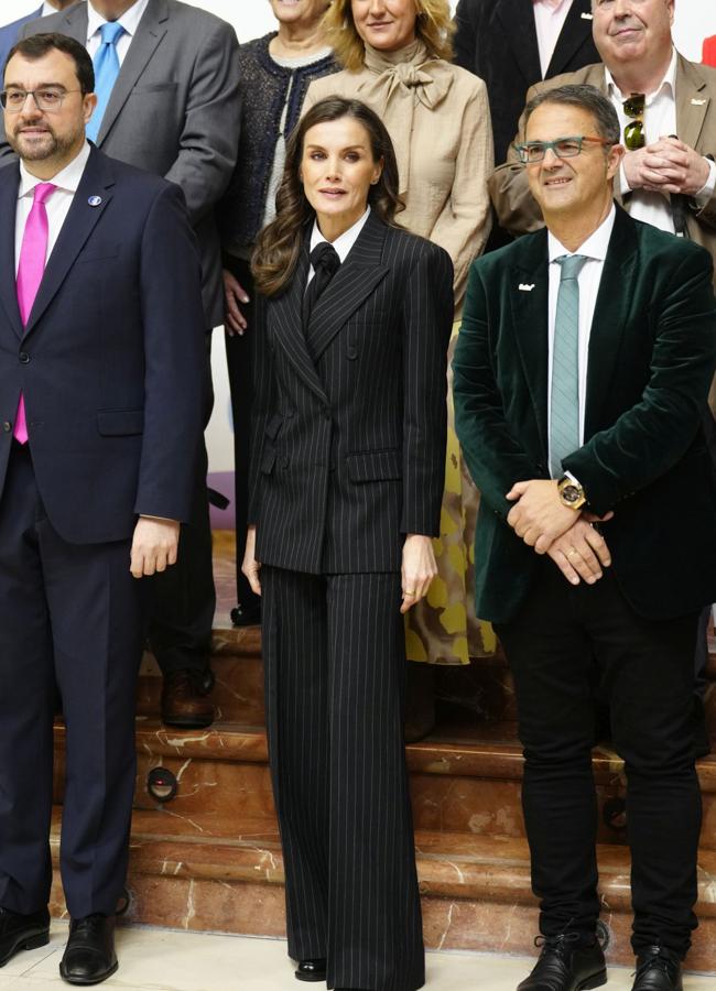 La reina Letizia con un traje de chaqueta y pantalón de raya diplomática de Sandro. / LIMITED PICTURES