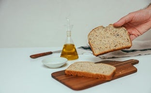 Desde que hago esto con el pan me hincho menos después de comerlo: el truco que he copiado a una nutricionista