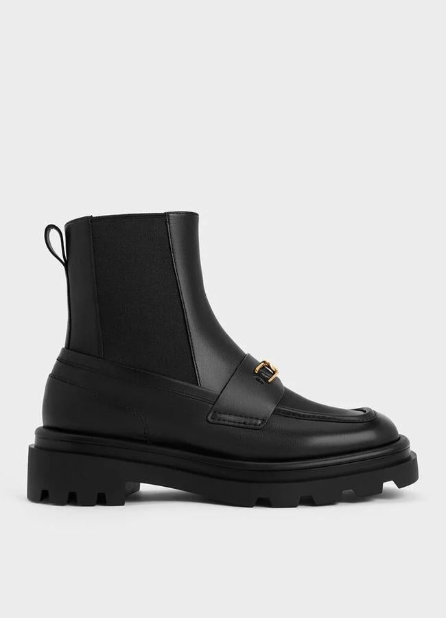 Botas Chelsea Gabine tipo mocasín de cuero de Charles & Keith, 115 euros.