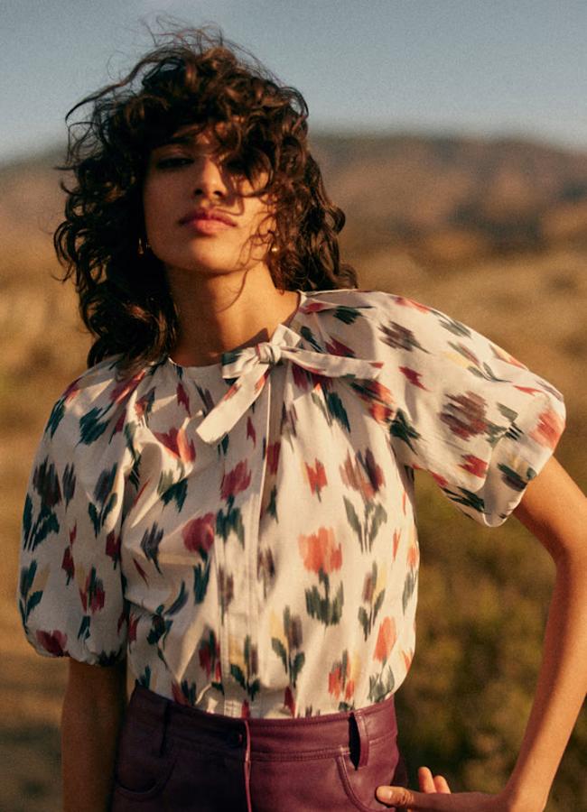 Camisa con detalle de lazo al cuello de Sézane. 