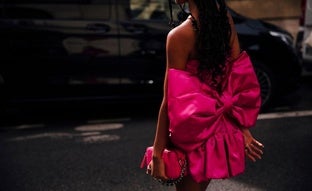 El vestido de 12 euros que está en Mango Outlet y es perfecto para ser la invitada perfecta a los 50