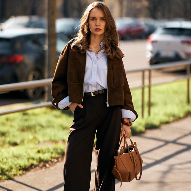 Mujer con pantalones de traje