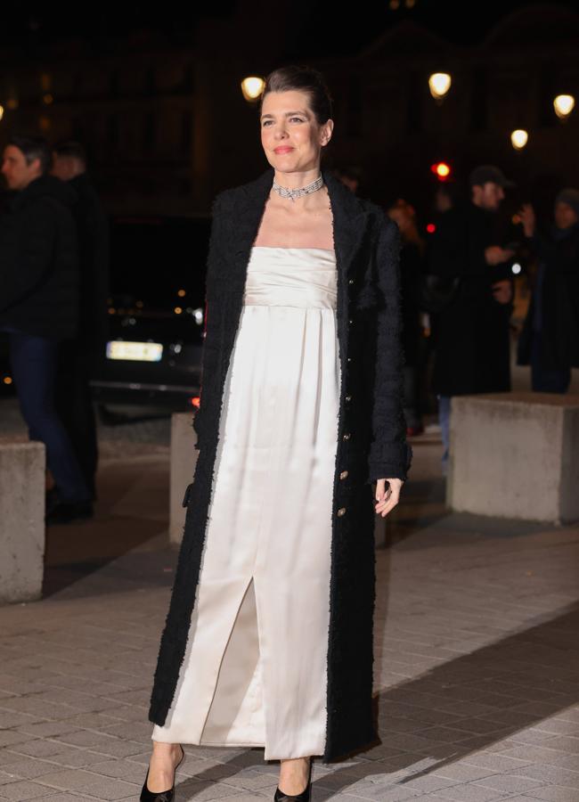 Carlota Casiraghi con un vestido blanco satinado de Chanel. Foto: Gtres.