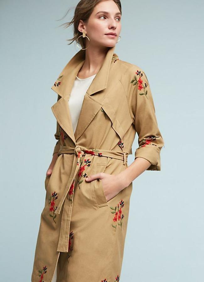 Gabardina con bordado de flores