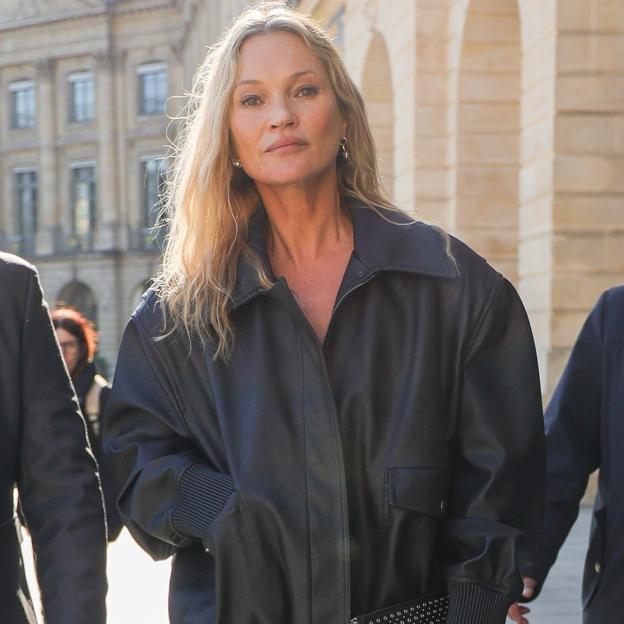Kate Moss demuestra cómo lucir una chaqueta bomber de cuero a los 50 con estilazo
