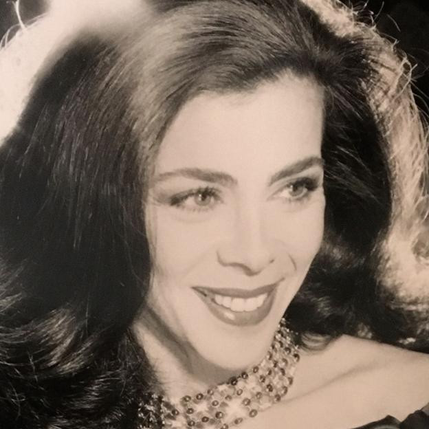 La fascinante historia de Firyal de Jordania, la princesa a la que Stravros Niarchos abandonó con una nota y un broche de diamantes