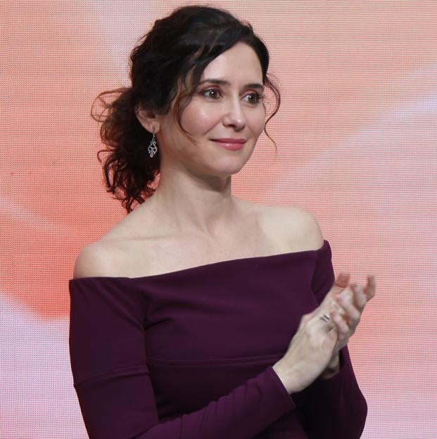 Isabel Díaz Ayuso estrena el vestido de invitada perfecto: rebajadísimo y de la firma de Vicky Martín Berrocal