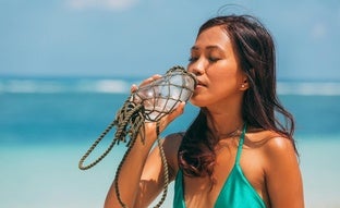 Beber agua de mar se está poniendo de moda por este motivo: puede ser beneficiosa, siempre que se tome así