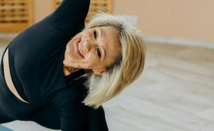 Esterilla de yoga: pros, contras de este accesorio y cuál elegir para empezar o mejorar la práctica a los 50 años