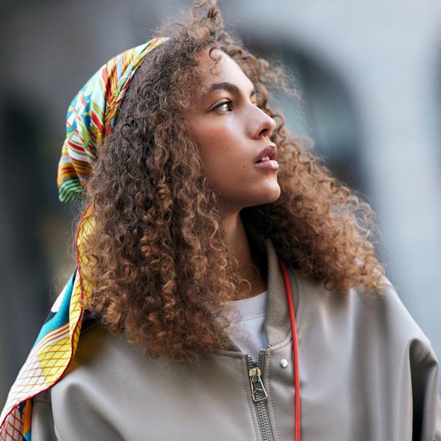 Mujer con rizos definidos