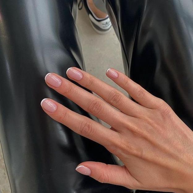 Manicura francesa estilo baby french en uñas almendradas cortas