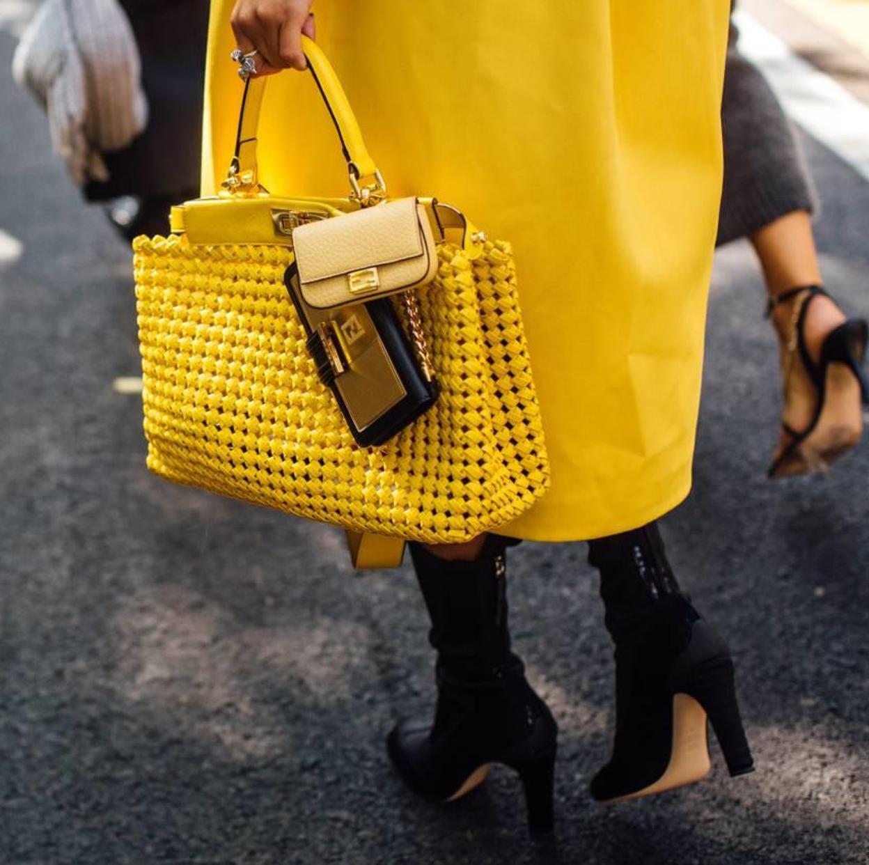 Looks de street style con bolso amarillo./spotlight launchmetrics