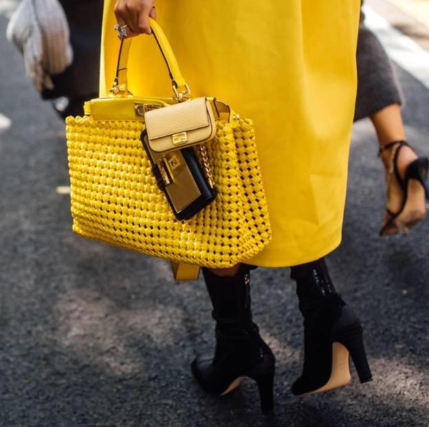 Looks de street style con bolso amarillo.