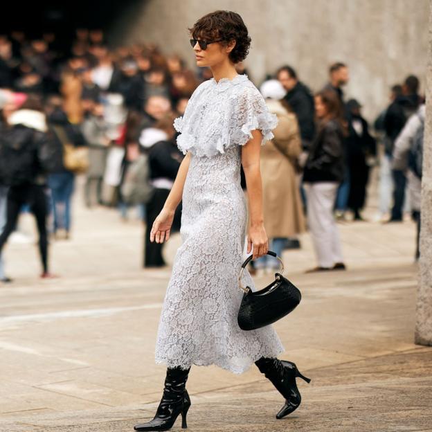 Un look de street style con vestido y botas.