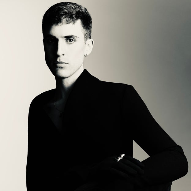 El diseñador asturiano que no conoces pero viste a Lady Gaga y Beyoncé: «Todo lo consigo yo solo, mandando mensajes a todos los estilistas y siendo muy pesado»