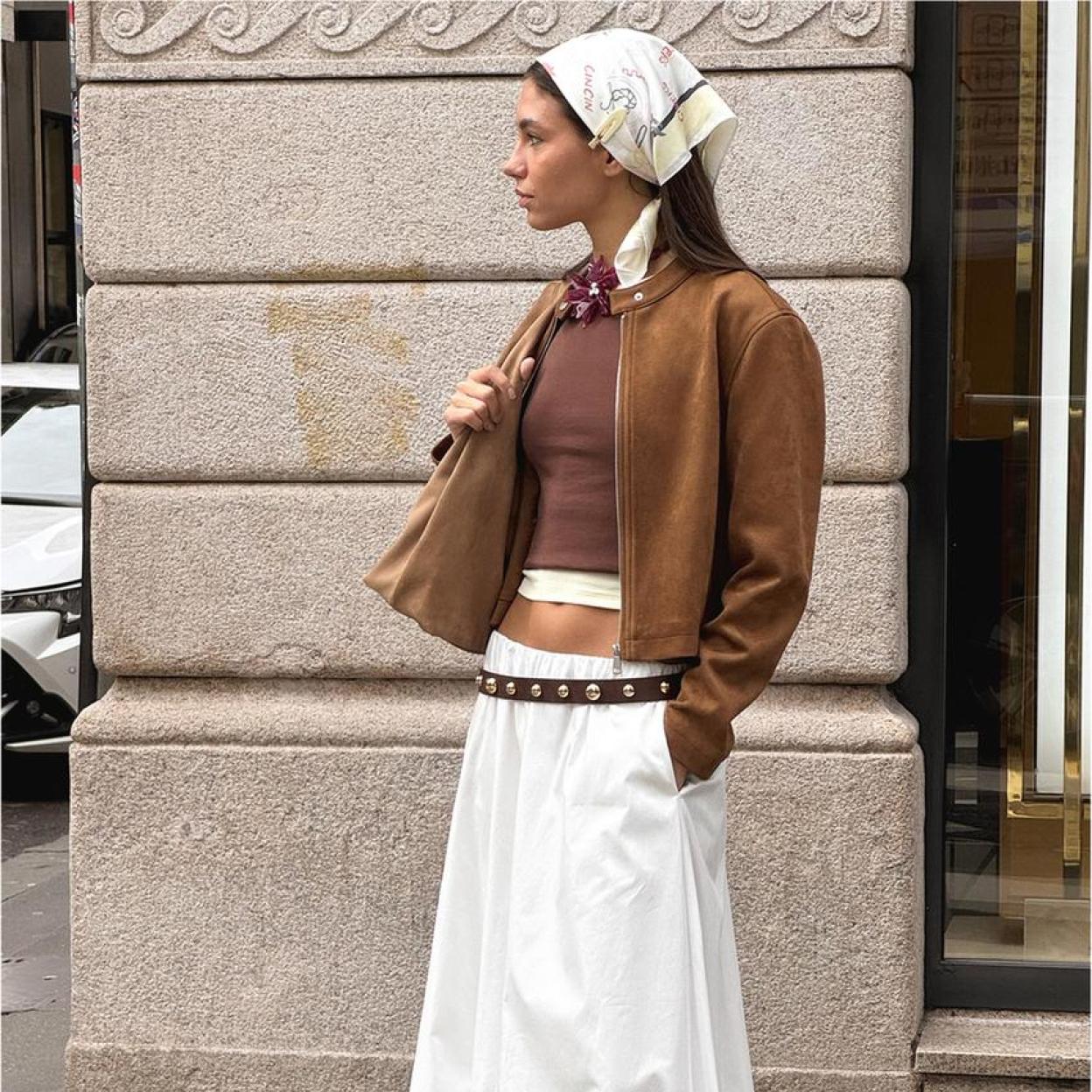 Vestidos con estampado de flores, chaquetas con efecto ante, camisas blancas y muchas prendas y accesorios para llevar sin parar./Stradivarius