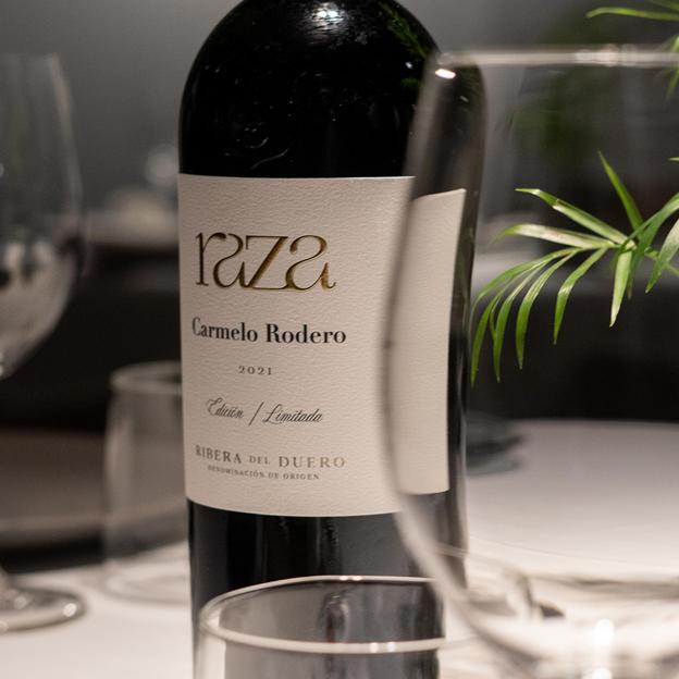 La botella de Raza de Carmelo Rodero, un Ribera del Duero ideal para regalar en el Día del Padre.