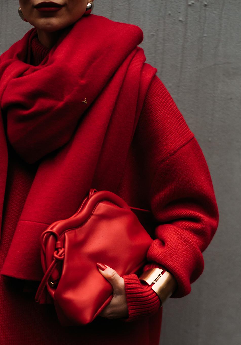 Cómo combinar un bolso rojo a los 50: trucos de estilo para triunfar con el complemento más especial