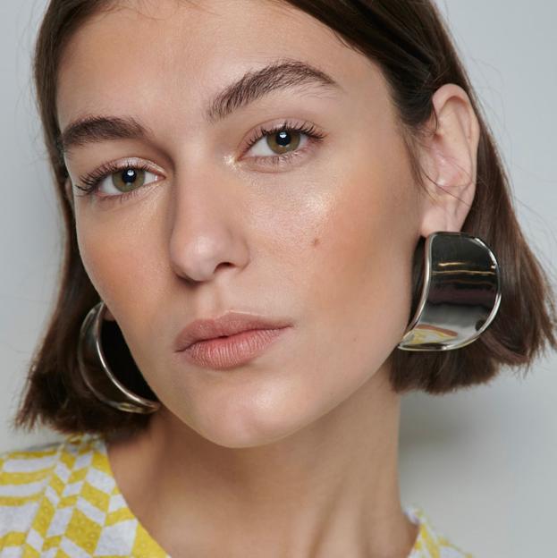 Los mejores coloretes melocotón para llevar un maquillaje rejuvenecedor en primavera