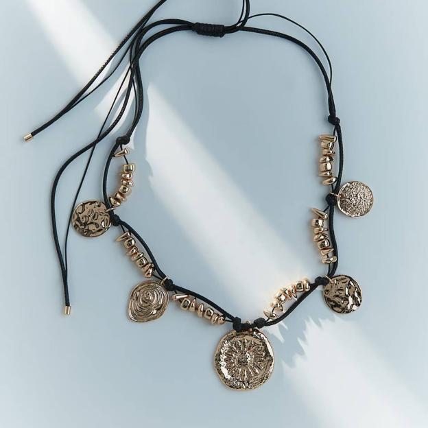 Collar de cuerdas con colgantes (19,99€)