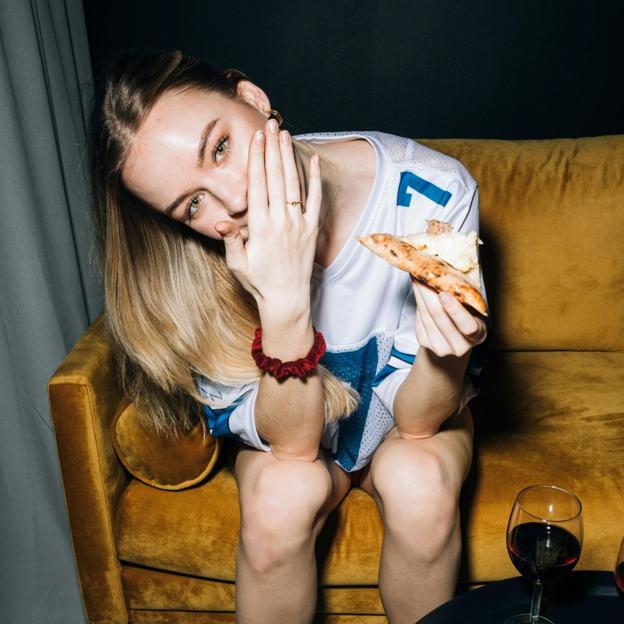 El síndrome de alimentación nocturna te hace acumular más grasa, según el nutricionista Pablo Ojeda