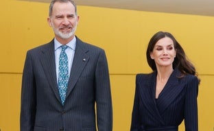 Por qué Letizia nunca va a la nieve, pero Felipe siempre va al cine: las aficiones que separan a los reyes