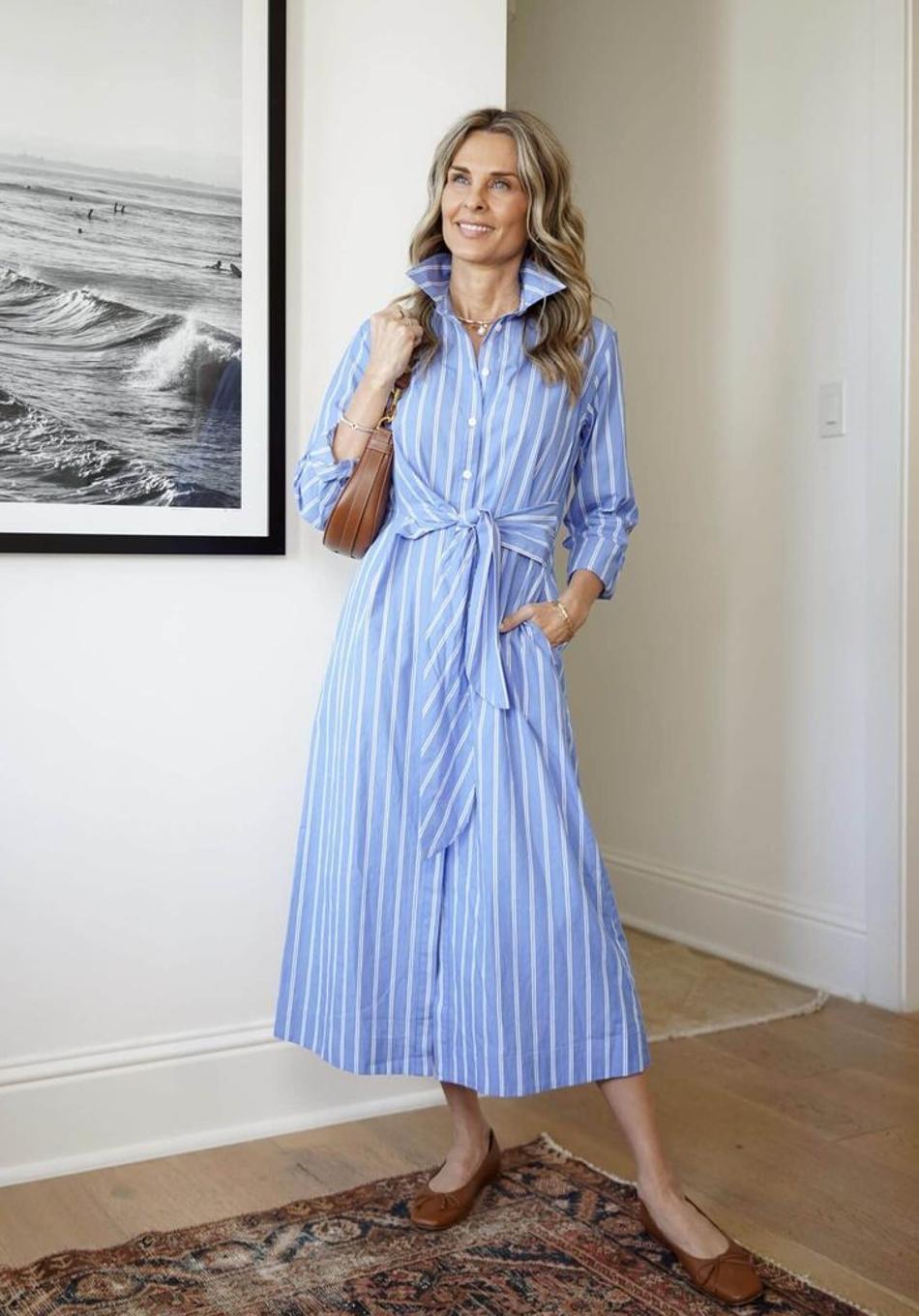 Vestidos camiseros de rayas o la prenda más elegante para llevar en primavera a partir de los 50 años