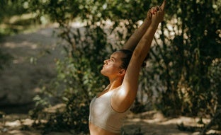 Que es el yoga somático, la terapia en movimiento que reentrena el cuerpo para mejora su conexión con la mente