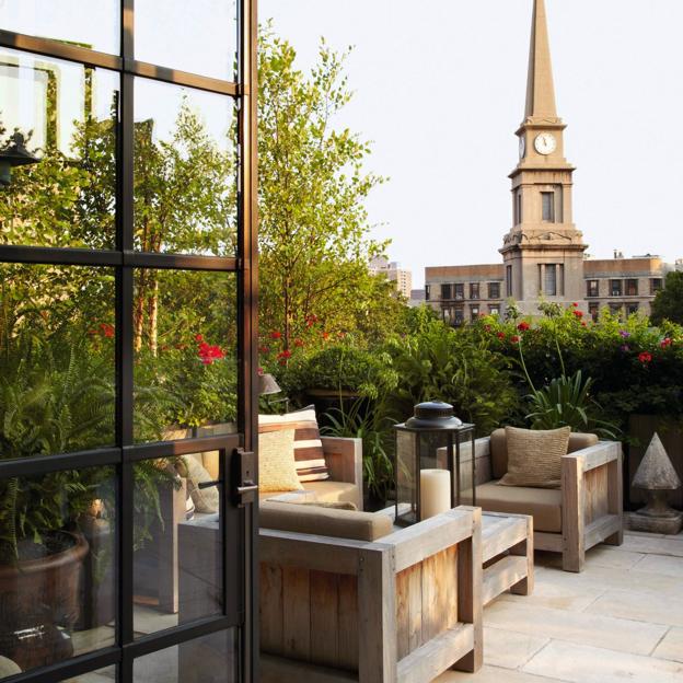 Desde la terraza del apartamento puede disfrutarse de una vista privilegiada de la iglesia de San Marcos, la segunda más antigua de Manhattan. En el suelo se ha colocado piedra caliza francesa, y en todo el perímetro, jardineras de teca donde se plantaron árboles de pequeño porte, arbustos perennes y rosales, para disfrutar de las flores.