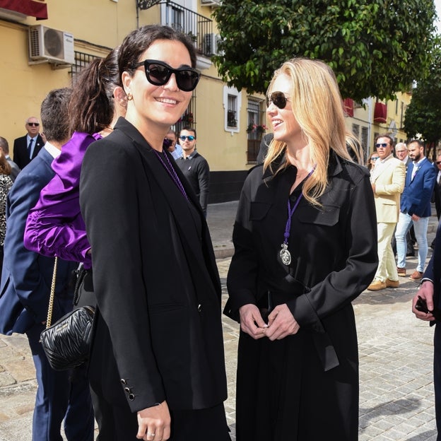 Bárbara y Genoveva, sonrientes en la Semana Santa de Sevilla. 