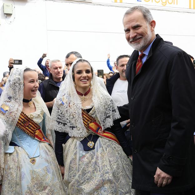 Así ha sido la visita sorpresa del rey Felipe VI a las Fallas de Torrent en el día grande de la fiesta valenciana