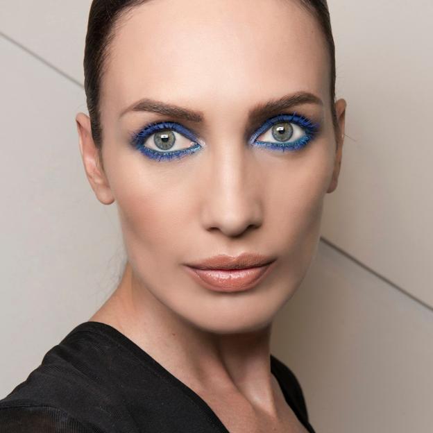 Las máscaras de pestañas de colores son la tendencia de maquillaje viral que rejuvenece la mirada