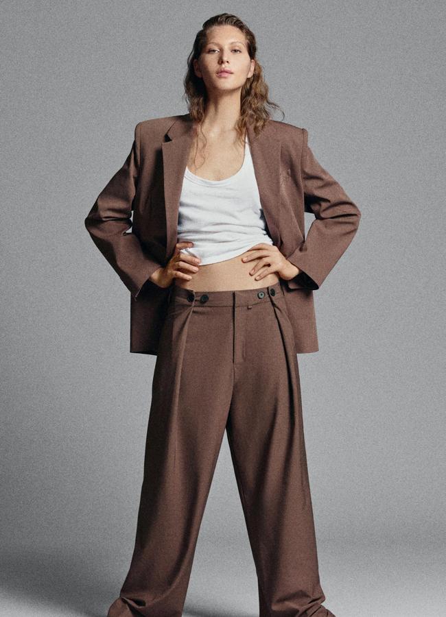 Pantalón con botones ajustables de Zara (39,95 euros).