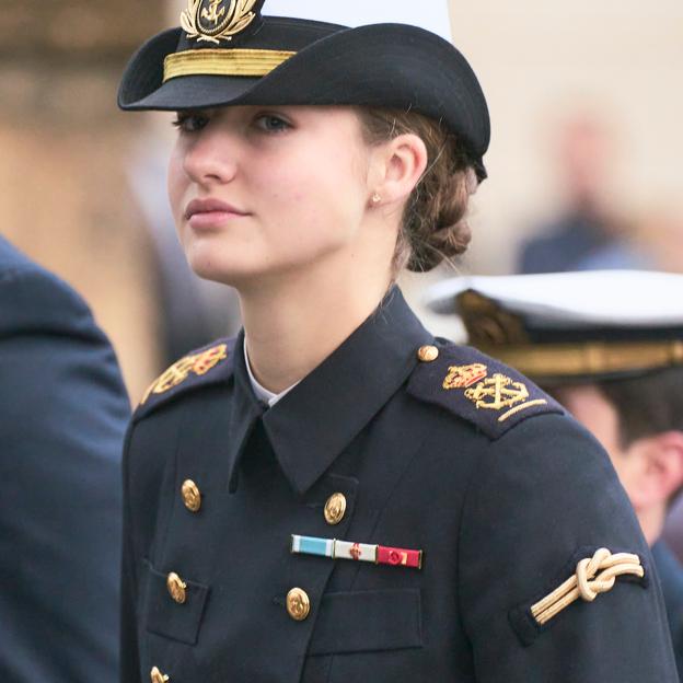 La princesa Leonor, con el uniforme de guardamarina con el que la veremos en las próximas semanas. 