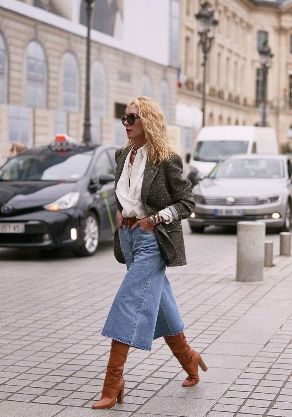 La tendencia de las bermudas vaqueras es un flechazo entre las expertas en moda mayores de 50