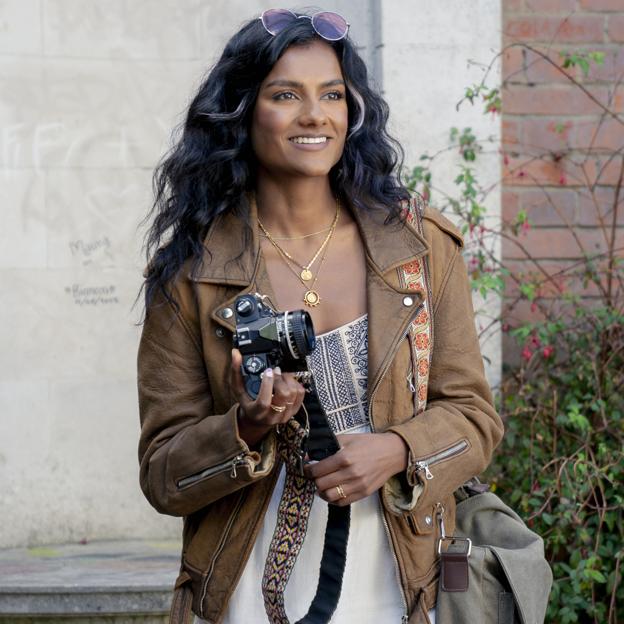 Esta es la comedia romántica con protagonista de Los Bridgerton que se salta las normas del amor y está arrasando en Prime Video