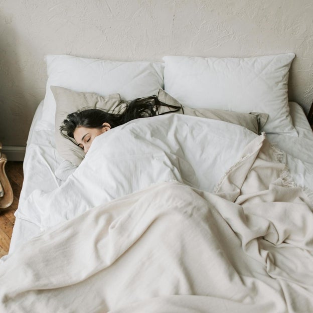 Un cardiólogo avisa sobre el error que impide que durmamos bien: «Estás desajustando tu reloj biológico y hormonal»