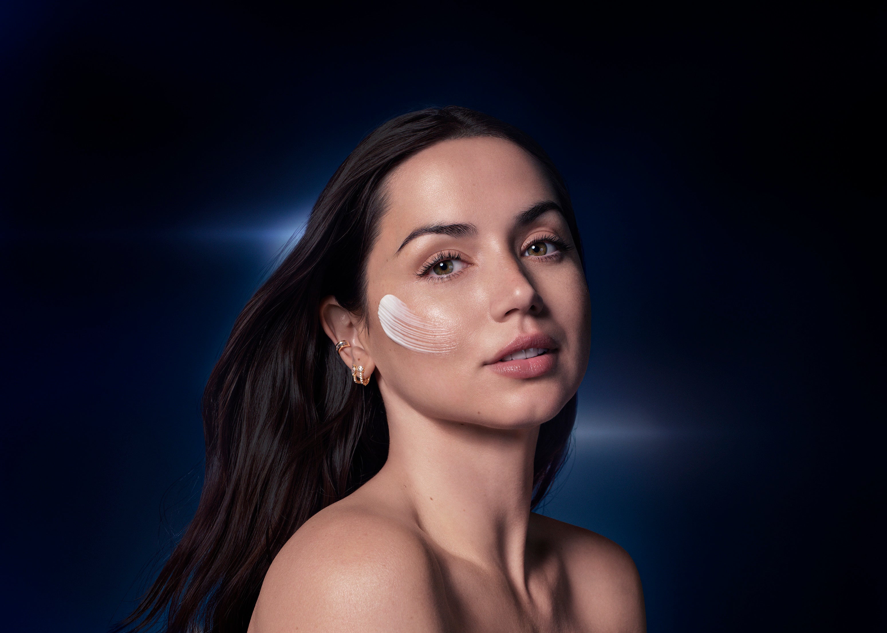 Ana de Armas, embajadora de Estée Lauder, con productos de la nueva gama Revitalizing Supreme + sobre su piel.