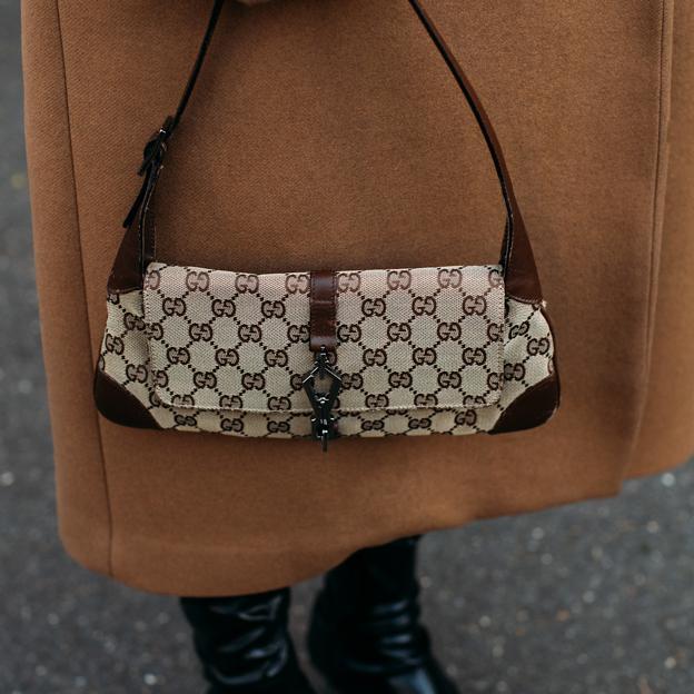 La Gen Z tiene un nuevo bolso favorito: es tipo baguette, tiene el tamaño perfecto y está disponible en seis colores