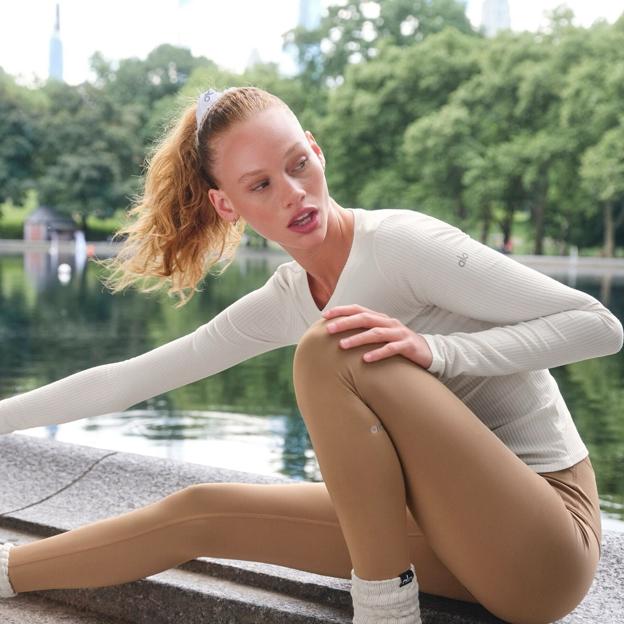 Elevación de pantorrillas con un apoyo y mancuernas, el ejercicio sencillo y efectivo para unas piernas más bonitas