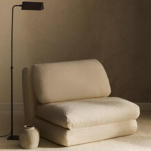 Este mueble viral de Zara Home es perfecto para casas pequeñas: un sofá cama plegable precioso que no ocupa espacio
