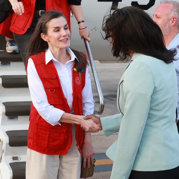 La reina Letizia llega a Cabo Verde con un look cómodo con pantalones anchos y curiosos zapatos barefoot