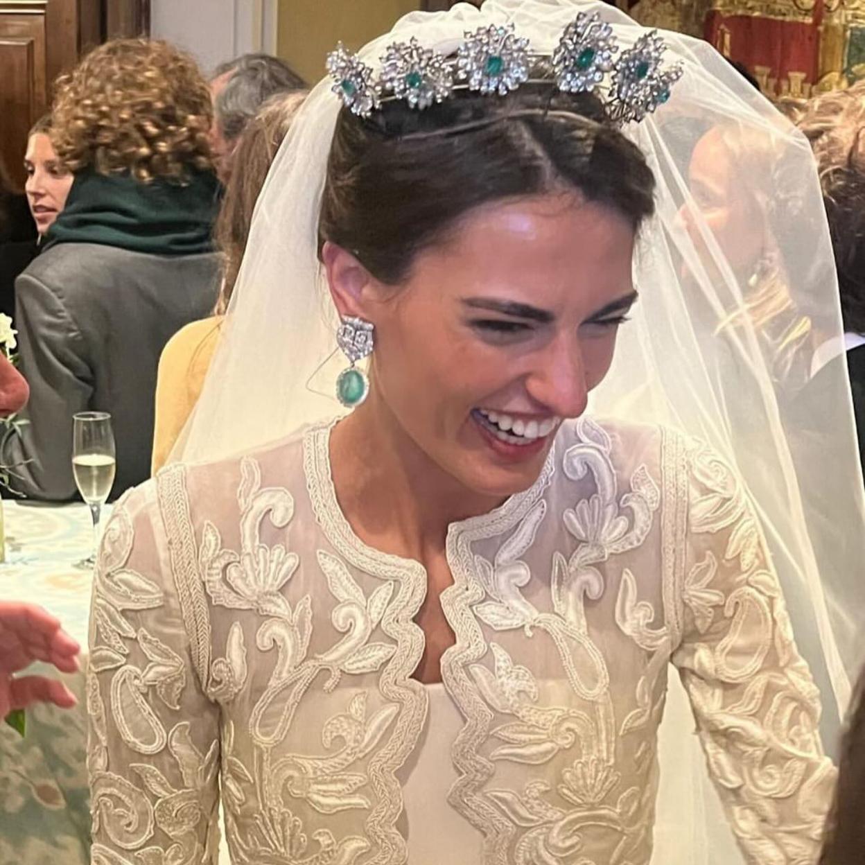 Victoria Matossian en el día de su boda con una tiara con diamantes y esmeraldas./@mrjorgevazquez