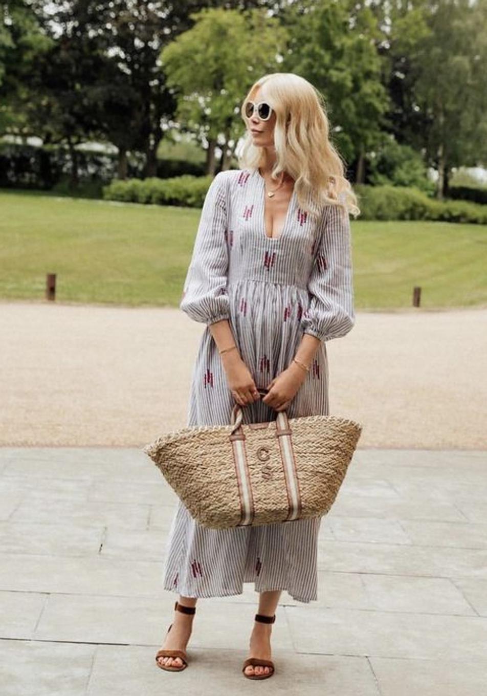 Los bolsos cesta o de rafia son el accesorio favorito de las expertas en moda +50 para esta temporada