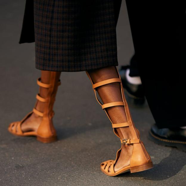 La inesperada tendencia en sandalias planas que va a triunfar este 2025: vuelven las romanas del los 2000