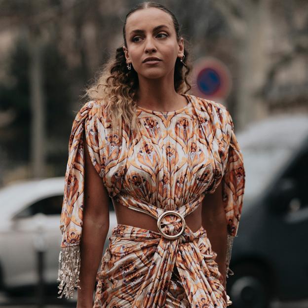El vestido con estampado tapiz que ha conquistado a las francesas y es perfecto para llevar con elegancia el print más original