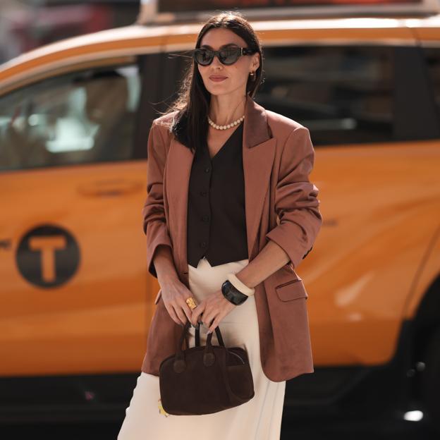 Blazers marrón tostado, el básico comodín favorito de las expertas para ir elegantes en entretiempo