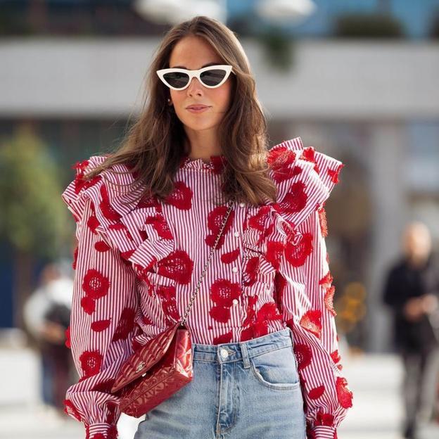 Tendrás un flechazo con las blusas florales para primavera que más favorecen a cualquier edad