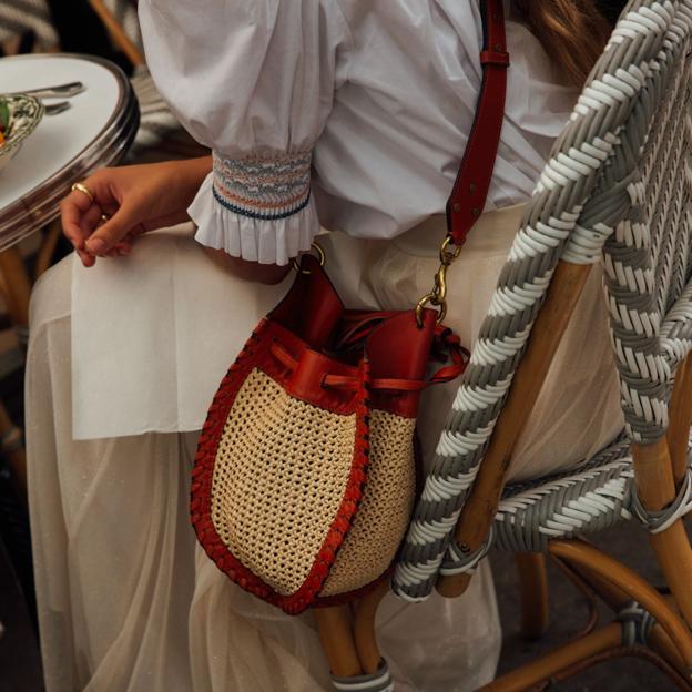 Este bolso de Mercadona de 15 euros se ha hecho viral porque es ideal para primavera y lleva un perfume incluido