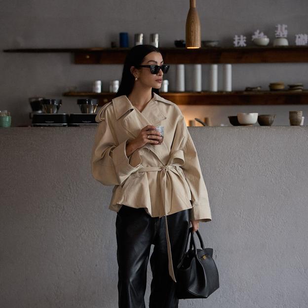 Estas gabardinas cortas son las favoritas de las influencers para usar en looks de primavera